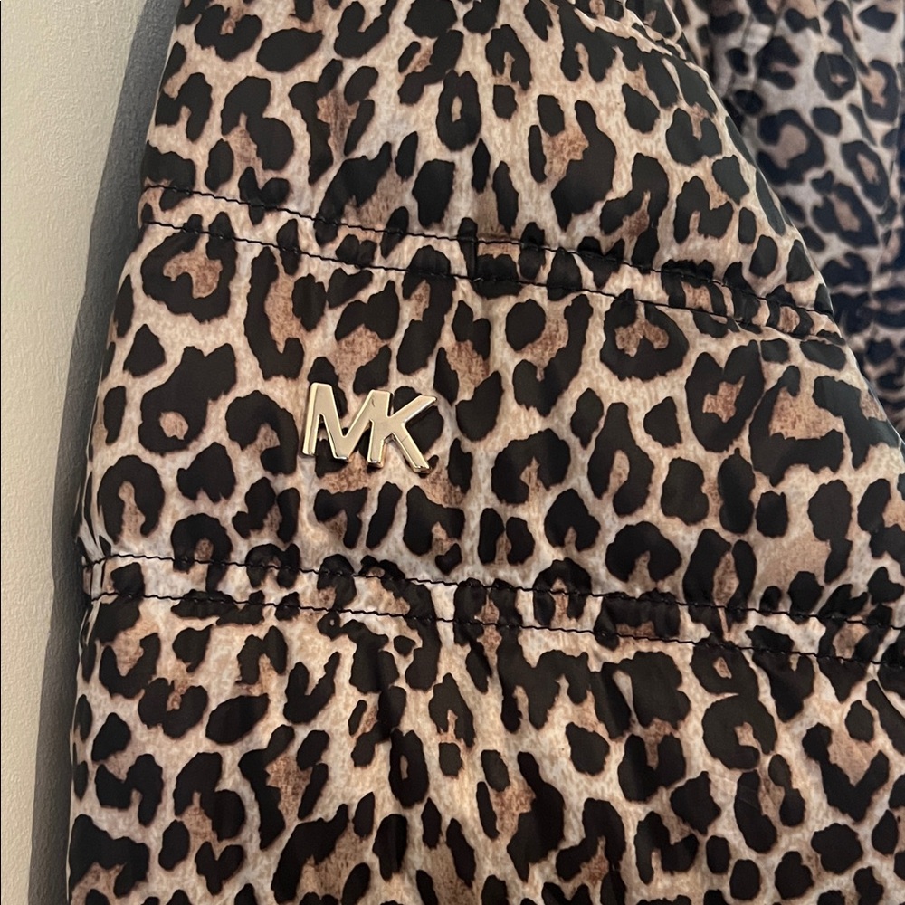 Michael Kors Women’s Puffer Jacket in Leopard Print - Picture 5 of 5